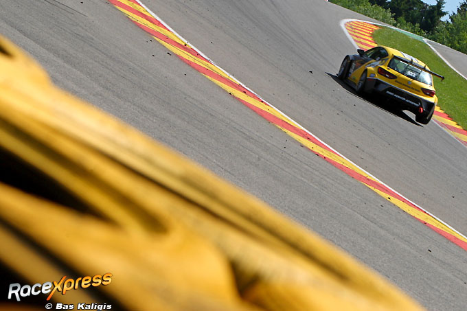Priscilla Speelman spectaculair op drie wielen door Eau Rouge